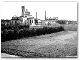 1931 - La chiesa vista di 3/4 posteriore. A destra le case Solvay impiegati in costruzione