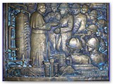 La targa in bronzo a ricordo della visita di Giovanni Paolo II allo stabilimento Solvay il 19 marzo 1982