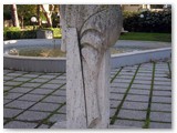 Il 'Pensiero' di Franco Paoli con la fontana nel parco.