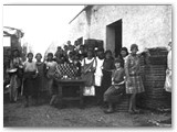 1927 - Confezione pomodori, le donne vadesi sono la quasi totalità delle maestranze stagionali.