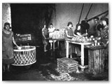 1927 - Si inscatolano conserve di pomodoro, anche qui le donne prevalgono nettamente.