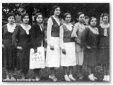 1932 - Fotoricordo del corso di cucito. 19 luglio 1932 - Foto ricordo del corso di cucito. I corsi di cucito erano una tappa obbligata per le giovani vadesi.