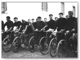 Avanguardisti (fino a 18 anni) in bicicletta.