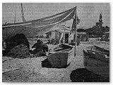 1955 - Si riparano le reti. 
E' il solo riposo concesso ai pescatori rimasti a terra. Foto Bernini da 'La Nazione'.
