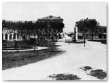 1914 - La piazza vista dalla chiesa. A sx la fontana,  sullo sfondo il 'Vione' come lo chiamava Leopoldo II