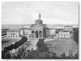 1933 - Piazza Garibaldi ancora a prato. A sx la Casa del Fascio rialzata nel 1929.  (Arch.C.R.M.)