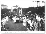 1939 - Processione condotta da don Mario Ciabatti rientra in chiesa.