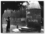 Il pozzo della piazza nel primo dopoguerra. La donna con la pesante brocca in terra cotta sulla testa, porta la piccola scorta di acqua a casa.