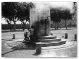 Anni '30 - Il pozzo che ha rifornito le famiglie fino all'arrivo dell'acquedotto nel 1952. In primo piano la manovella della pompa.