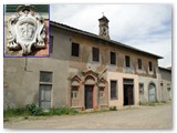 La cappella della Fattoria Tardy-Traverso. A sx lo stemma dell'Arcivescovo Angelo Franceschi 