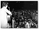 1� maggio 1973 - Manifestazione antifascista. Concerto folk canta Giovanni Marini.